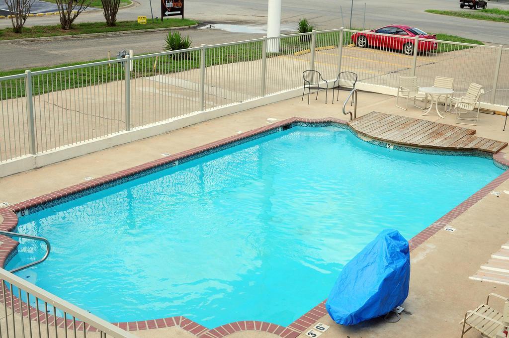 Quality Inn Gonzales Экстерьер фото