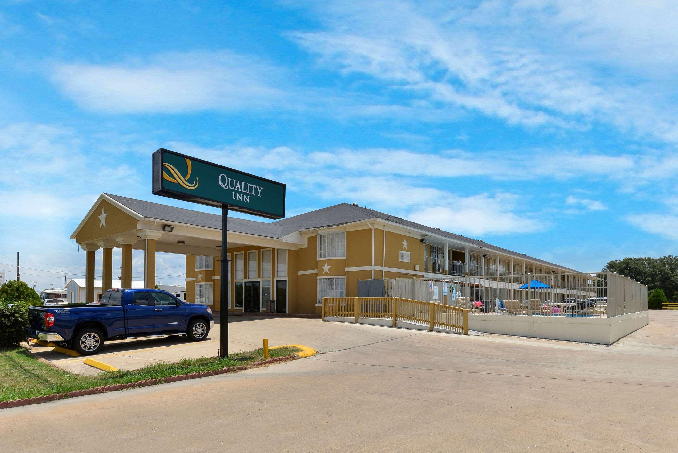 Quality Inn Gonzales Экстерьер фото