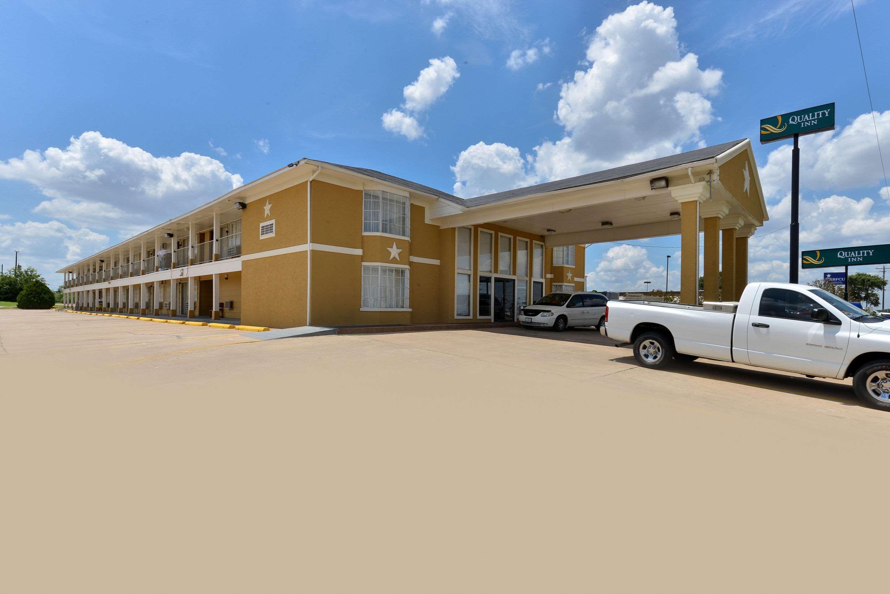 Quality Inn Gonzales Экстерьер фото