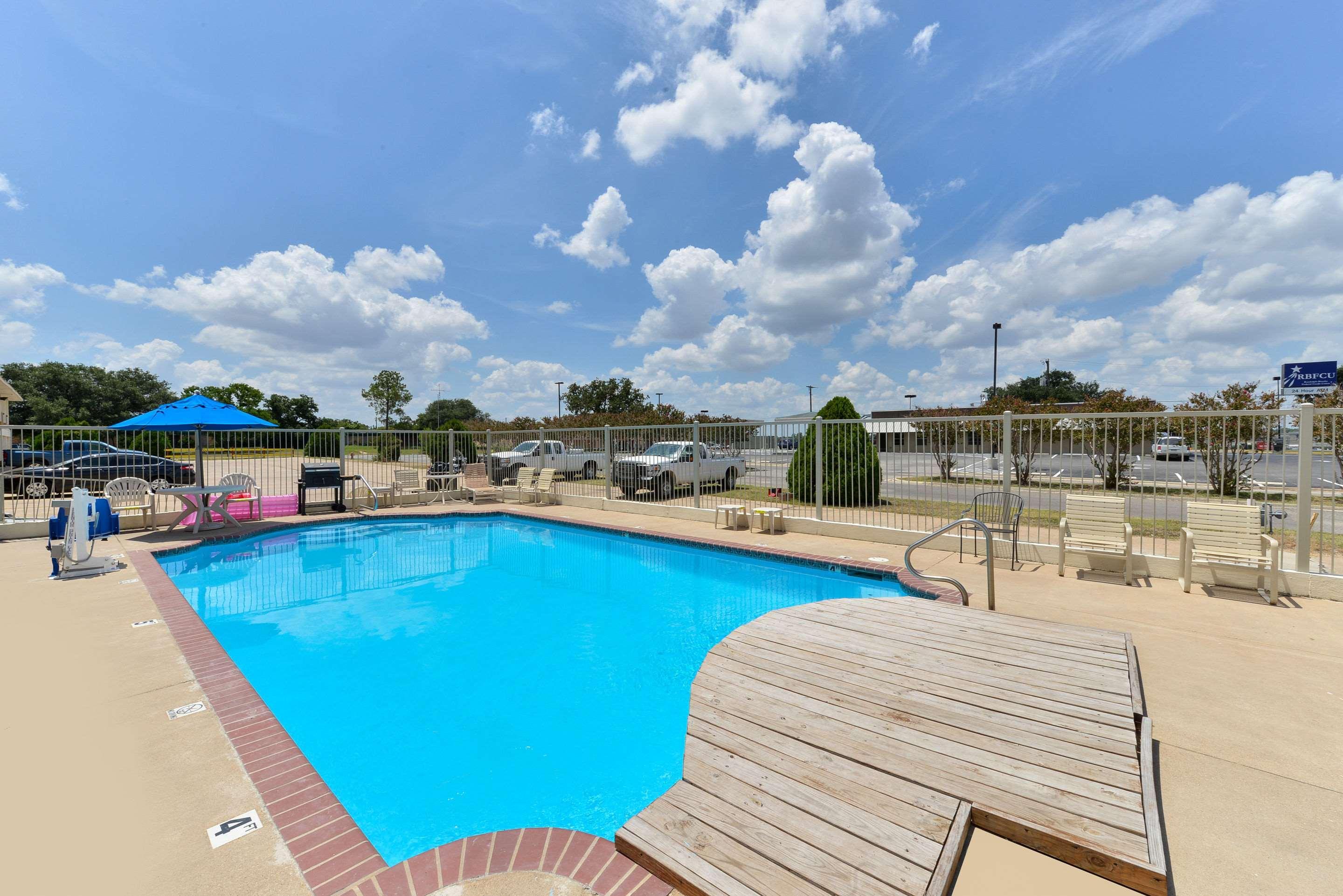 Quality Inn Gonzales Экстерьер фото